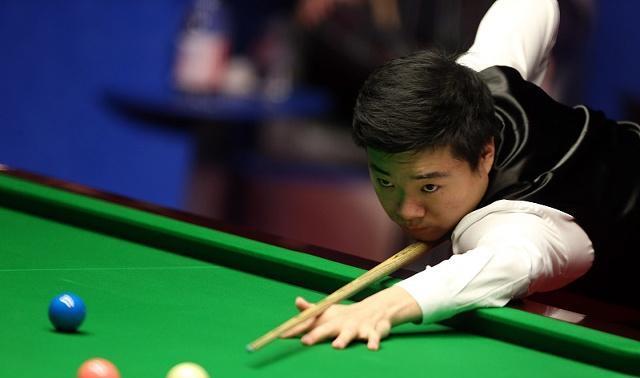 足的年轻球 足的年轻球